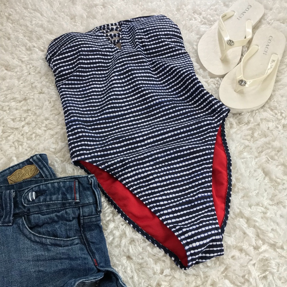 🛍3 FOR $25- HOLLISTER- STRAPLESS V-CUT